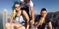 Fotógrafos comem banana em cima de edifício de 346 metros de altura  Foto: Reprodução