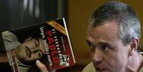<p>Popeye com um livro sobre Pablo Escobar</p>  Foto: William Fernando Martinez / AP