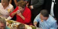 <p>Dilma toma refresco a base de guaraná natural ao lado de Garotinho</p>  Foto: André Naddeo / Terra