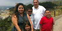 <p>Barajas aparece em foto ao lado de sua esposa e filhos. Seus dois filhos homens morreram no acidente</p>  Foto: Facebook / Reprodução