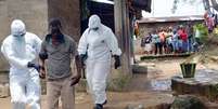 Moradores de bairro estão isolados em quarentena por surto de ebola na Libéria  Foto: ZOOM DOSSO / AFP