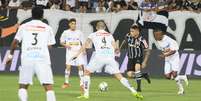 Guerrero trombou com o árbitro na noite desta quarta-feira  Foto: Gilmar Ramos / Agência Lance