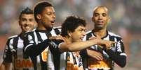 <p>Jogadores do Atlético-MG comemoram vitória junto com Luan, autor do gol</p>  Foto: Marcos Bezerra / Futura Press