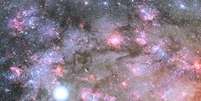 Impressão artística de uma tempestade de nascimento de estrelas dentro de uma galáxia  Foto: Reprodução/Nasa