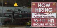 <p>Placa anuncia vaga de emprego em um restaurante McDonalds, em Nova York</p>  Foto: Keith Bedford / Reuters