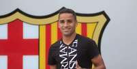 Douglas chega ao Barcelona e vestirá camisa 16  Foto: Marta Pérez / EFE