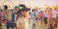 Sarah Hyland usou chapéu adornado com flor e fios naturais para o Festival Coachella   Foto: @therealsarahhyland/Reprodução/Instagram