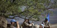 <p>Tropas de observadores da ONU observam a província de Quneitra, Síria, nas Colinas de Golã, em 29 de agosto</p>  Foto: Ariel Schalit / AP