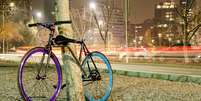 A única maneira de roubar a bicicleta é rompendo seu quadro, o que a inutiliza  Foto: BBC News Brasil