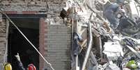 Bombeiros trabalham em escombros procurando desaparecidos após explosão  Foto: Christian Hartmann / Reuters