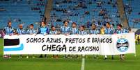 <p>Time do Gr&ecirc;mio entrou em campo contra o Bahia com mensagem contra o racismo, mas organizada entoou c&acirc;ntico com termo &quot;macaco&quot;</p>  Foto: Luiz Munhoz/Fatopress / Gazeta Press