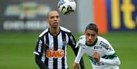 Diego Tardelli chutou duas bolas na trave, mas não conseguiu dar a vitórias ao Atlético-MG  Foto: Heuler Andrey / Getty Images 