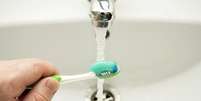 Consumo consciente ao escovar os dentes é o objetivo do vídeo da marca  Foto: Gorvik / Shutterstock