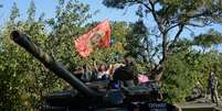 Tropas russas são vistas no leste ucraniano; combates entre separatistas e exército do país se intensificam  Foto: FRANCISCO LEONG / AFP