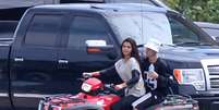 Justin Bieber e Selena Gomez em quadriciclo no mesmo dia do acidente  Foto: The Grosby Group