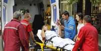 Homem ferido é colocado em ambulância após confrontos no leste da Ucrânia  Foto: Valentyn Ogirenko  / Reuters