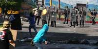 Manifestantes na Venezuela vão às ruas contra a implementação de sistema biométrico em supermercados  Foto: GEORGE CASTELLANOS / AFP