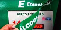 <p>Para o motorista, não compensa abastecer com o etanol se este custar mais de 70% do valor da gasolina</p>  Foto: Eco Desenvolvimento