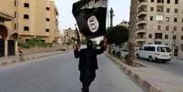 <p>Simpatizante do Estados Islâmico ostenta bandeira do grupo terrorista</p>  Foto: Twitter