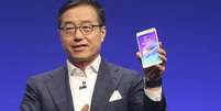 <p>Presidente da Samsung, DJ Lee, apresenta o novo Galaxy Note 4 em Berlim; semicondutores podem ter passado o negócio de celulares pela primeira vez</p>  Foto: Hannibal Hanschke / Reuters