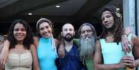 <p>O andarilho João (de barba comprida), entre estudantes da USP</p>  Foto: Reprodução/Facebook / Terra