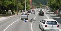 Motociclista caiu diante das câmeras do carro do Google  Foto: Reprodução