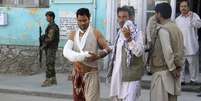 Homem ferido pelo atentado tem braço enfaixado no Afeganistão nesta quinta-feira  Foto: Mustafa Andaleb / Reuters