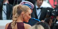 Blake Lively usou um rabo de cavalo trançado com fios arrepiados e mais desalinhados    Foto: Ilona Ignatova/Shutterstock