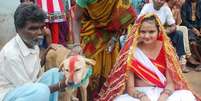 O pai de Mangli, Sri Amnmunda, escolheu o cachorro chamado Sheru para se casar com a filha  Foto: The Mirror / Reprodução