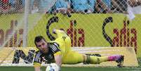 Paulo Victor defende pênalti no Maracanã  Foto: Gilvan de Souza/Flamengo / Divulgação