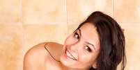 Para evitar o frizz, seque o cabelo apertando e não esfregando a toalha nos fios   Foto: Poznyakov/Shutterstock