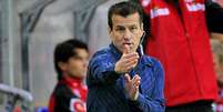 Dunga j&aacute; provou que seria um t&eacute;cnico bastante agitado  Foto: AFP