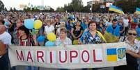 Manifestantes participam de uma demonstração pró-Kiev em Mariupol, no leste da Ucrânia. 4/09/2014.  Foto: Vasily Fedosenko / Reuters