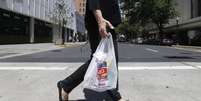 <p>Sacolas descartáveis desaparecerão do comércio de venda de alimentos e medicamentos a partir de 1º de julho de 2015</p>  Foto: AP