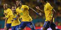 Jogadores comemoram com Neymar a vitória da Seleção Brasileira  Foto: Bruno Domingos / Mowa Press / Divulgação