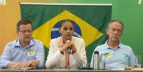 <p>A presidenciável Marina Silva, seu vice, Beto Albuquerque, e o coordenador de campanha, Walter Feldman, em entrevista coletiva no comitê do PSB em São Paulo</p>  Foto: Janaina Garcia / Terra