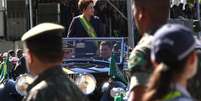 Dilma desfila em carro aberto em Bras&iacute;lia nas celebra&ccedil;&otilde;es de 7 de setembro  Foto: Beto Nociti / Futura Press
