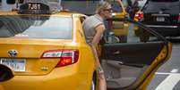 <p>Mulher entra em um táxi, em frente ao Lincoln Center, durante a New York Fashion Week, em Manhattan, Nova York, em 6 de setembro</p>  Foto: Carlo Allegri / Reuters