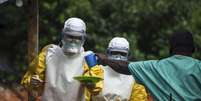 Agentes de saúde da organização Médicos Sem Fronteiras preparam alimentos para pacientes com ebola em Serra Leoa  Foto: Tommy Trenchard / Reuters