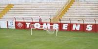 Arquibancadas do estádio do Tombense são muito próximas ao campo  Foto: Tombense.com.br / Divulgação