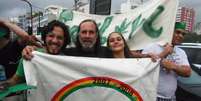 O candidato a deputado federal Alvaro Lobo (PSOL-MG), ao centro, em foto com o deputado Jean Wyllys (PSOL-RJ), que também defende a legalização da maconha  Foto: Reprodução / Facebook