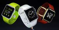 Novos smartwatches da Apple aparecem nas cores verde, branca e vermelha  Foto: Marcio José Sanchez / AP