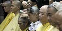 Ativistas pró-democracia de Hong Kong rasparam o cabelo nesta terça-feira como protesto pelo aumento do controle político da China   Foto: Tyrone Siu / Reuters