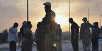 <p>Membros do Estado Islâmico fazem guarda em um ponto de inspeção em Mossul, no norte do Iraque</p>  Foto: Reuters