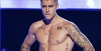 <p>Justin Bieber fez a alegria das fãs com strip-tease inesperado</p>  Foto: Getty Images 