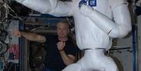 <p>O Robonauta 2 posa para foto na Estação Espacial Internacional</p>  Foto: Estação Espacial Internacional / Instagram