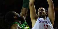 <p>Nenê tenta parar Sérvia; vitória dolorida na Espanha</p>  Foto: Javier Soriano / AFP