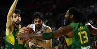 Teodosic é marcado por Nenê  Foto: Javier Soriano / AFP