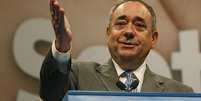 <p>O líder separatista da Escócia dá entrevista coletiva em Edimburgo nesta quinta-feira</p>  Foto: Russell Cheyne / Reuters