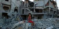 Menina nos destroços da casa da família em Gaza. Segundo testemunhas, a residência foi destruída por ataque aéreo de Israel. 12/08/2014  Foto: Siegfried Modola / Reuters